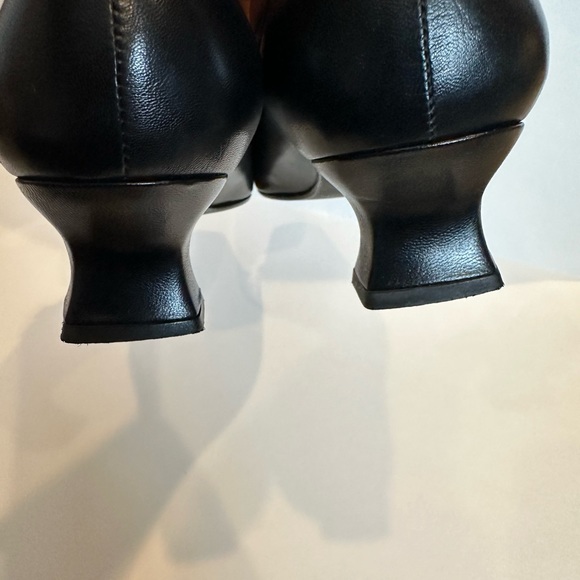 Stuart Weitzman Women's Black Leather Pumps - Picture 6 of 7